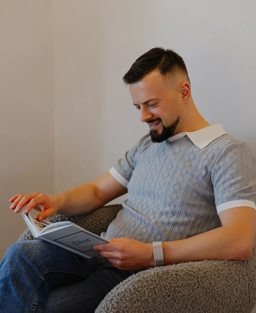 Александр Раценко читает книгу в кресле